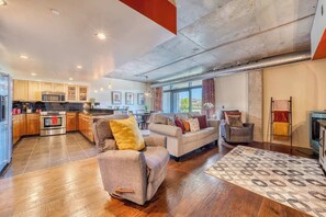 Smart-TV, Kamin, Arbeitsbereiche