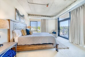 2 quartos, escrivaninha, ferros/tábuas de passar roupa, berço de viagem