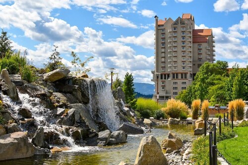 Chic Condo Steps from Spokane River & Dining