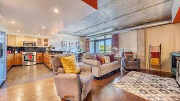 Smart-TV, Kamin, BĂŒcher