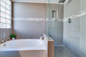 Combined shower/bathtub, hair dryer, towels, soap - Luxury Family friendly home with resort-like pool and backyard on golf course! (Goodyear)