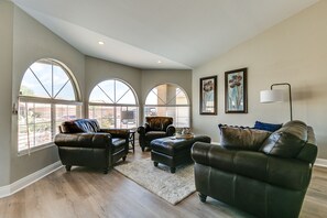 Smart TV, fireplace, books, offices