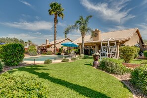 Outdoor pool, a heated pool - Luxury Family friendly home with resort-like pool and backyard on golf course! (Goodyear)