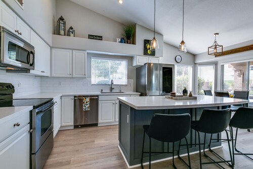 Luxury Family friendly home with resort-like pool and backyard on golf course!