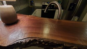 Uma bancada de madeira com design de borda natural e singular.