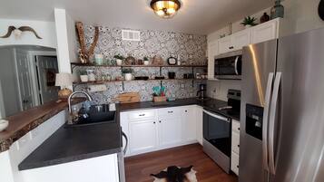 Réfrigérateur, micro-ondes, four, plaque de cuisson