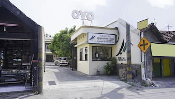A street view with a building labeled 'GRAHA 18' and a sign for 'GRAHA'.