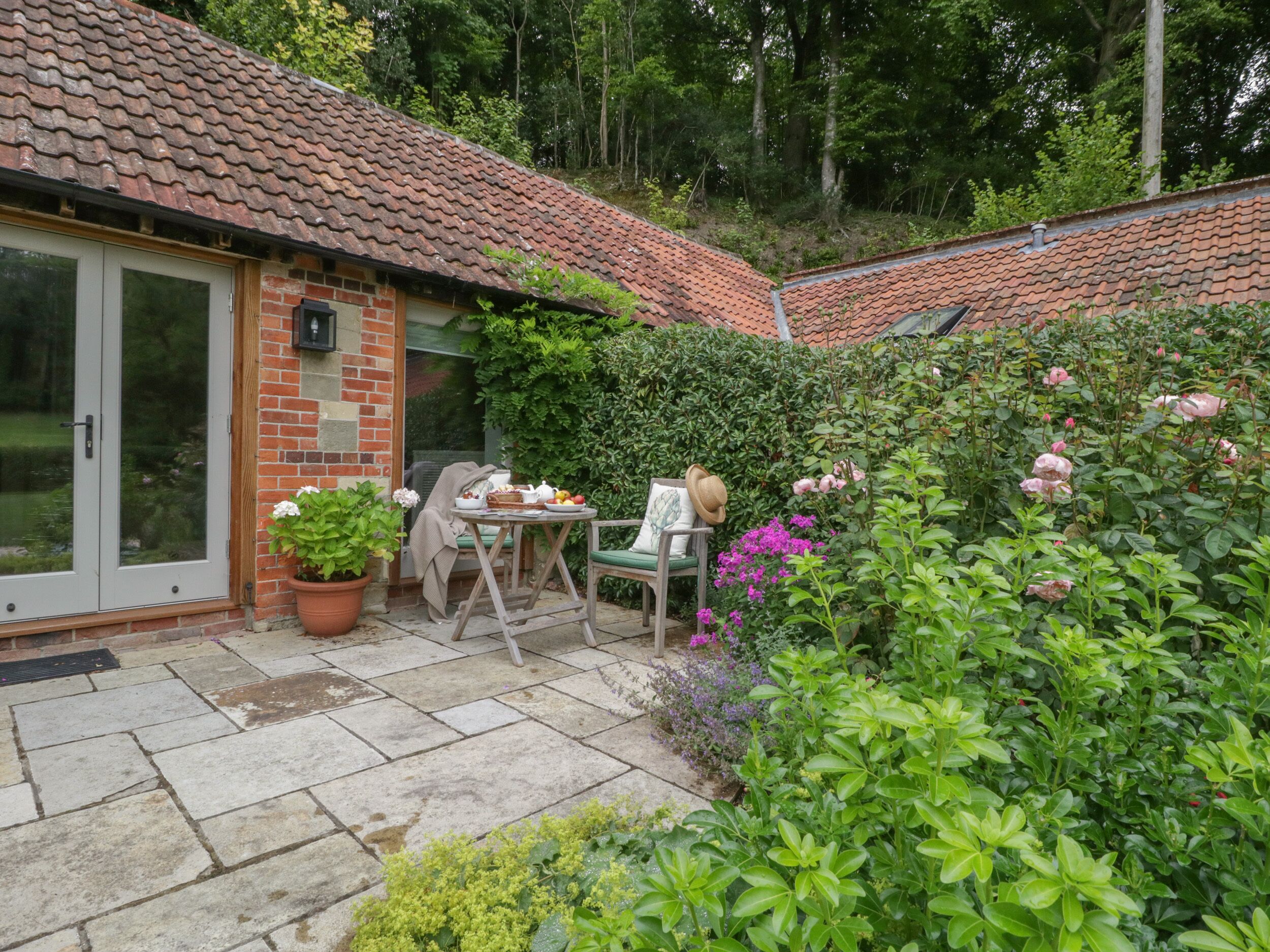 COW DROVE COTTAGE, romantic, character holiday cottage in East Knoyle