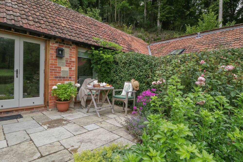 COW DROVE COTTAGE, romantic, character holiday cottage in East Knoyle