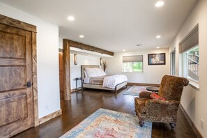 4 bedrooms, desk, iron/ironing board, travel cot