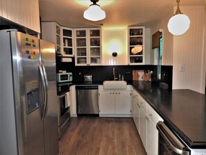 Fridge, oven, stovetop - Lucky Acorn - Murphys Vacation Rentals (Murphys)