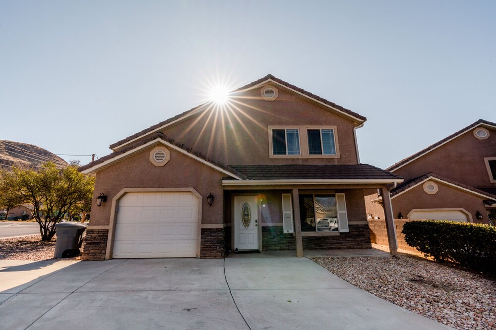 Hot Tub - 3 Bedroom Home with 3 King Beds - Just Minutes From Zion National Park