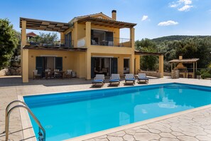 Outdoor pool, pool loungers - Villa Kallisti (Meganisi)