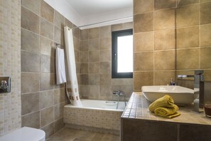 Baignoire, séchoir à cheveux, serviettes fournies, savon