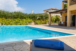 Piscine extérieure, chaises longues