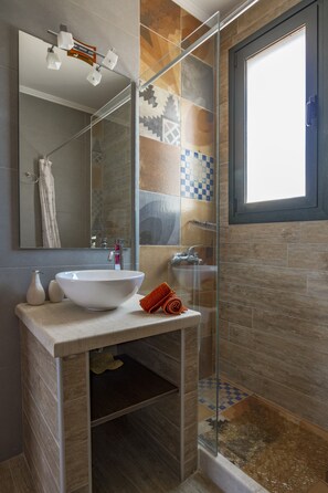 Bathtub, hair dryer, towels, soap - Villa Kallisti (Meganisi)