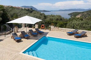 Outdoor pool, pool loungers - Villa Kallisti (Meganisi)