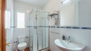 Een douche, een haardroger, handdoeken