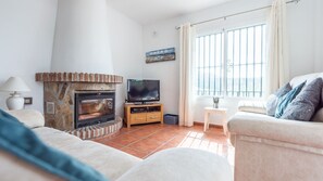 TV, fireplace, DVD player - Villa Maroma Viñuela by Ruralidays (Málaga)