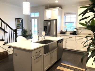 Vibe District VB Townhome – Steps from Atlantic Surf Park & Boardwalk!