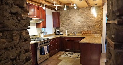 Arrowstone Luxury Farmhouse in Historic Old Town, Niagara-on-the-Lake.