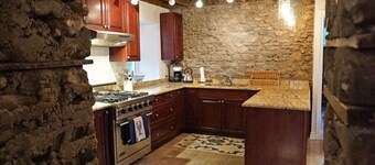 Arrowstone Luxury Farmhouse in Historic Old Town, Niagara-on-the-Lake.