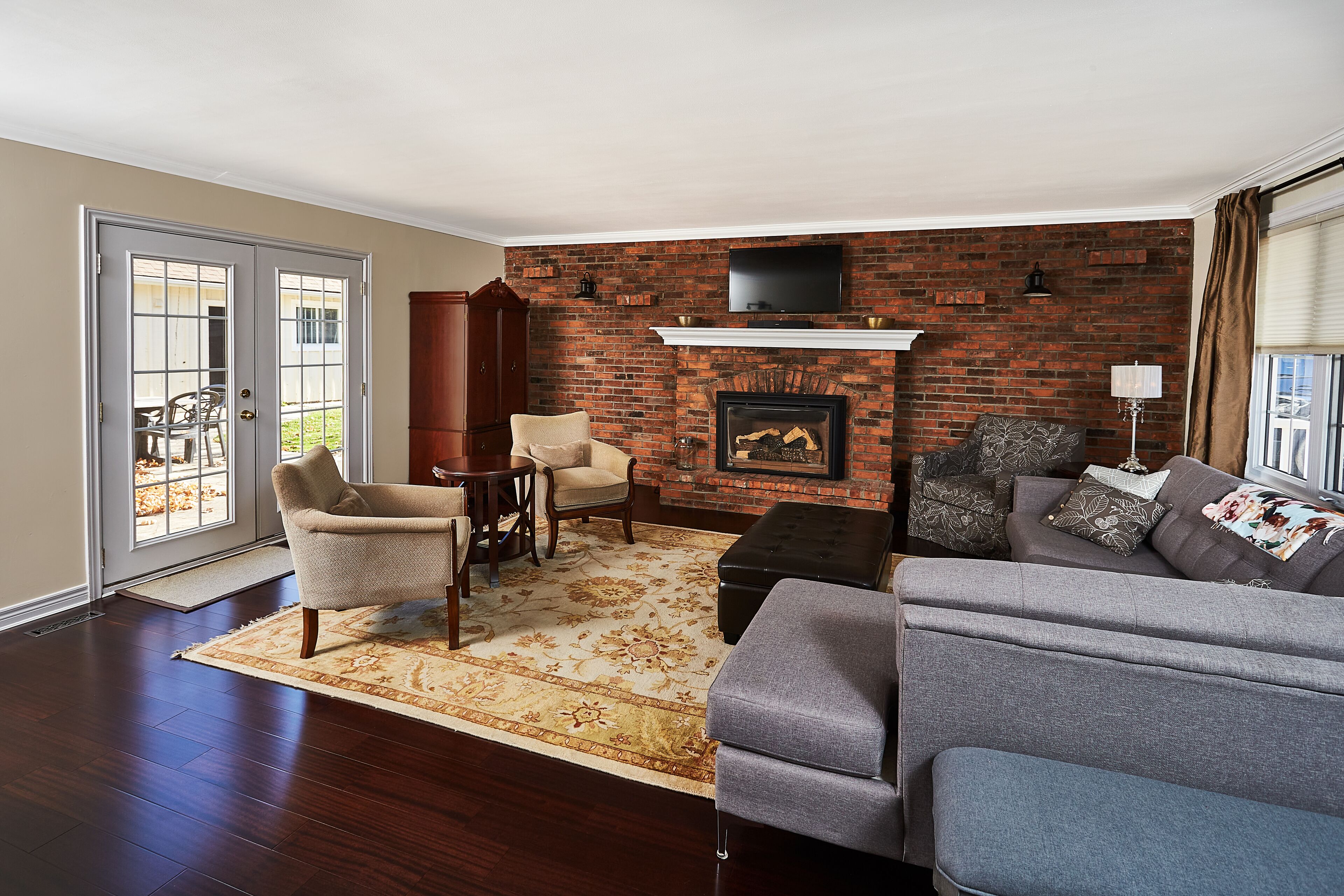 Arrowstone Luxury Farmhouse in Historic Old Town, Niagara-on-the-Lake. 