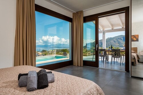Villa Del Golfo - villa with pool and sea views