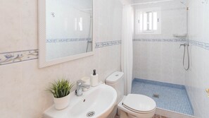 Shower, hair dryer, towels - Villa Las Flores de Nerja by Ruralidays (Málaga)