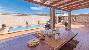 Outdoor dining - Villa Las Flores de Nerja by Ruralidays (Málaga)