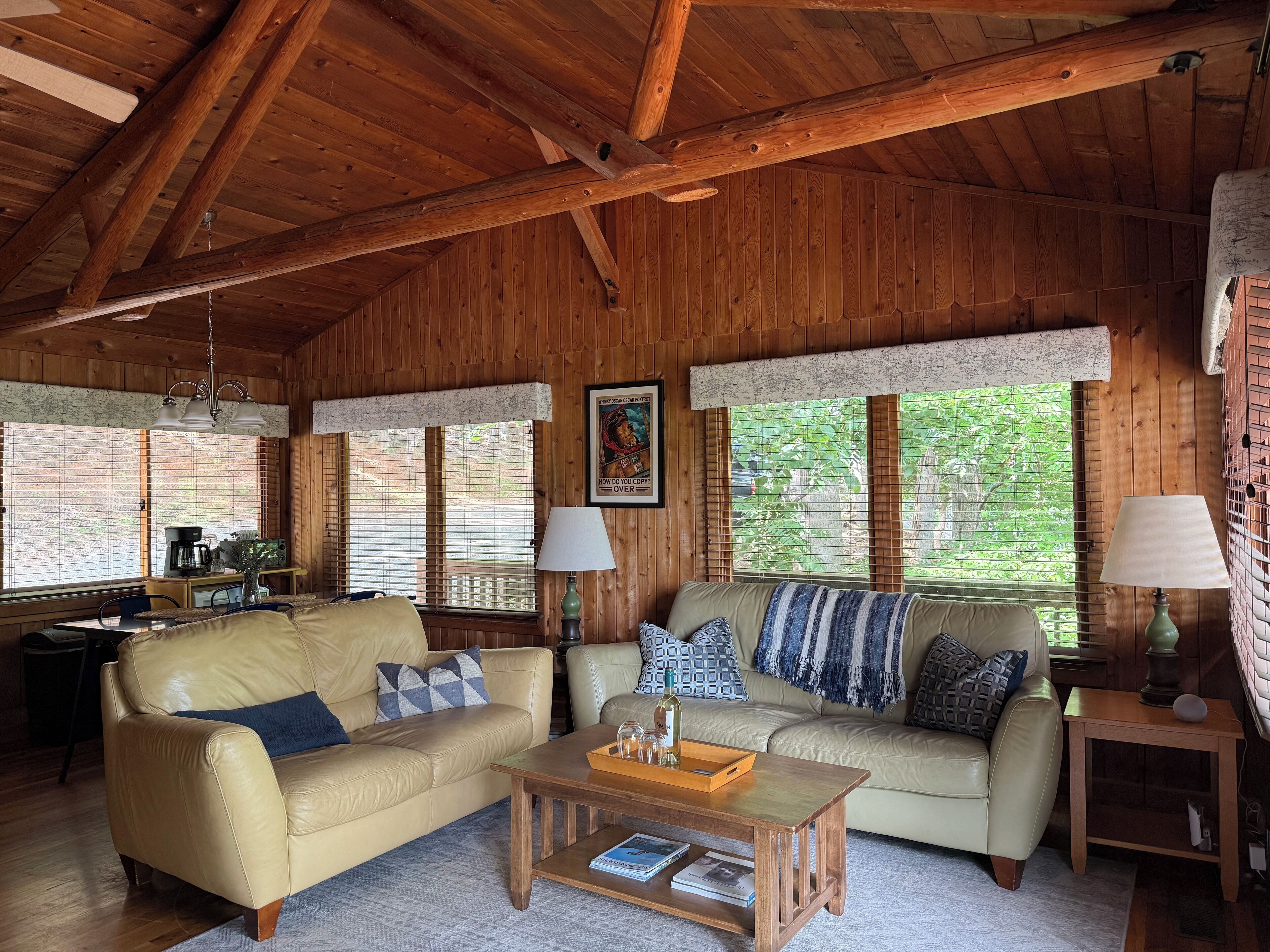 Een smart-tv en boeken