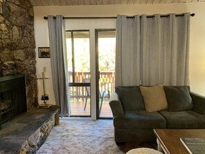 Living area - Cozy Big Bear home  next door to snow summit (Big Bear Lake)