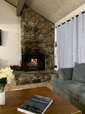 Interior - Cozy Big Bear home  next door to snow summit (Big Bear Lake)