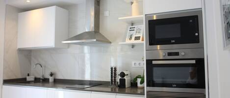 Réfrigérateur, micro-ondes, four, plaque de cuisson