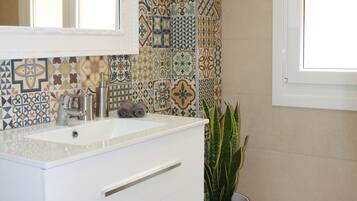 Een douche, een bubbelbad, een haardroger, handdoeken