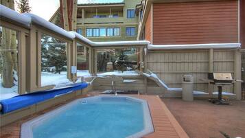 Tina de hidromasaje al aire libre