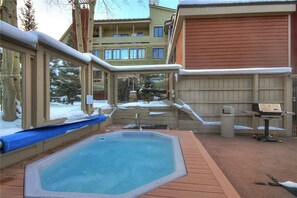 Tina de hidromasaje al aire libre