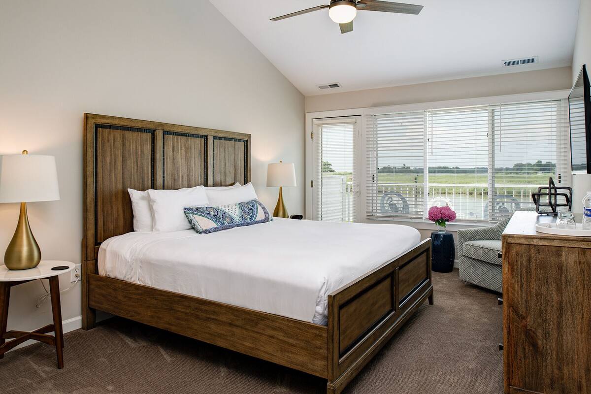 Waterfront Double Queen First Level - Dog Friendly | 高档床上用品、加厚床垫、客房内保险箱、免费 WiFi