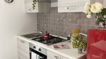 Réfrigérateur, micro-ondes, four, plaque de cuisson