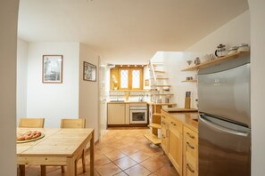 Microondas, horno, placa de cocina y tostadora