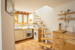 Microondas, horno, placa de cocina y tostadora