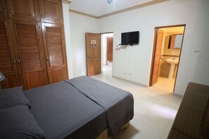 4 bedrooms, iron/ironing board, WiFi