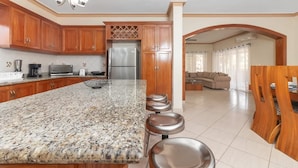 Coffee/tea maker, fridge, microwave, oven - Luxurious Kickback Villa for Vacation Fun (Sosúa)