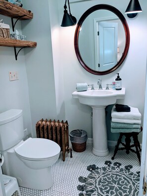 Suihku, hiustenkuivaaja, pyyhkeet, saippua