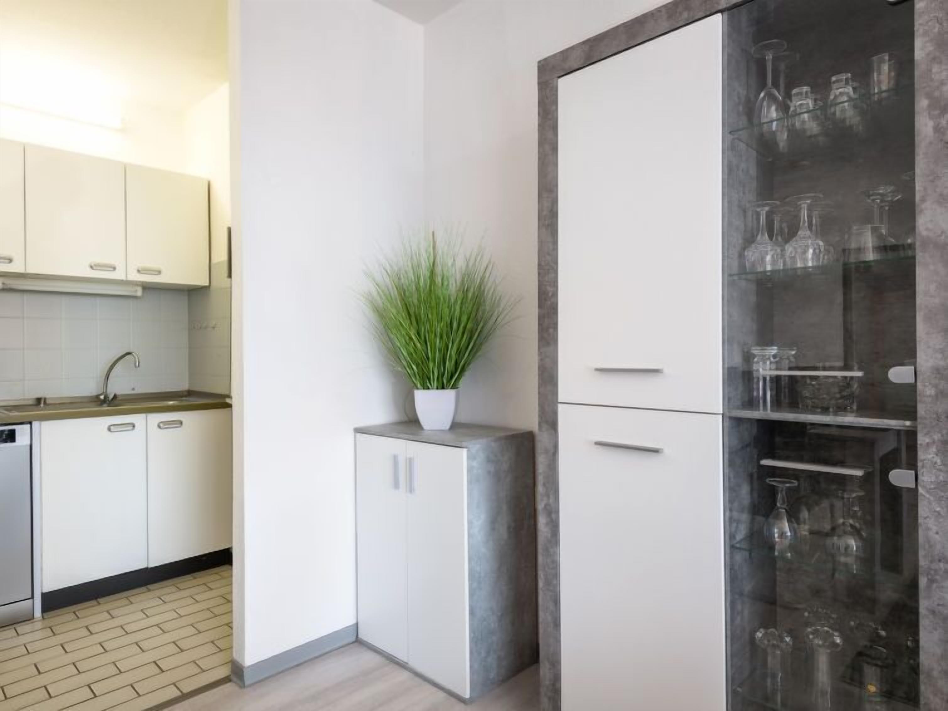 Kühlschrank, Mikrowelle, Ofen, Geschirrspüler