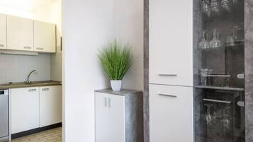 Kühlschrank, Mikrowelle, Ofen, Geschirrspüler