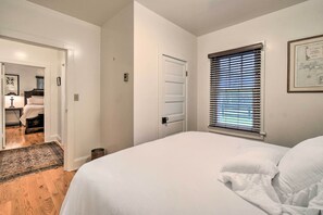 2 bedrooms, Internet, bed sheets - Restored 1920's Cottage on 1 Acre w/ Fire Pit (Hayes)
