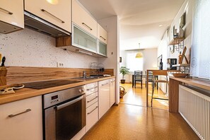 Fridge, oven, stovetop, coffee/tea maker