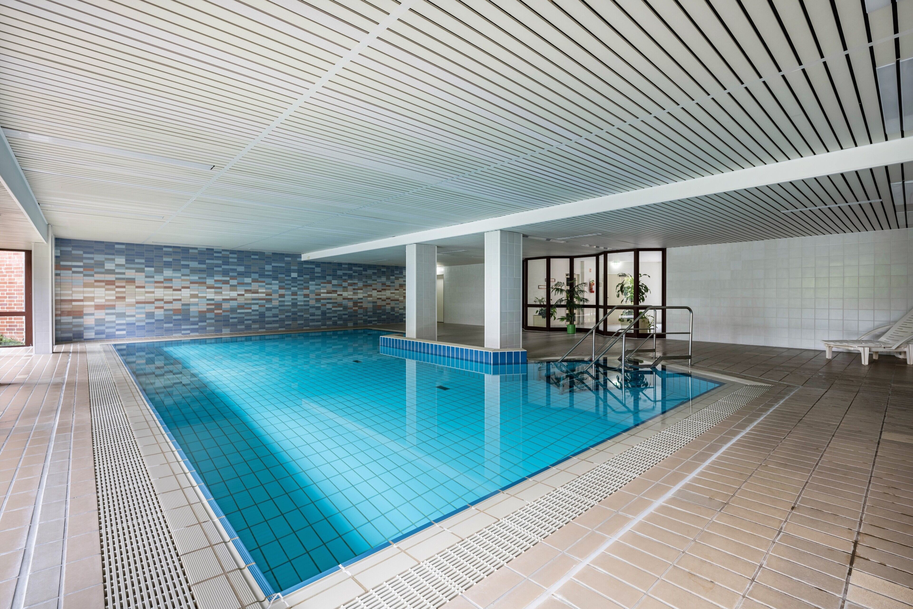 室内游泳池，恒温泳池