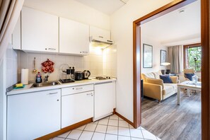 Kühlschrank, Herdplatte, Wasserkocher mit Kaffee-/Teezubehör